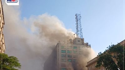 مع اشتداد ألسنة اللهب.. توقف حركة المرور بسبب حريق سنترال رمسيس