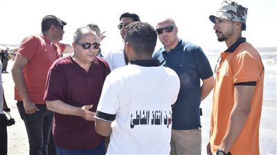 في جولة مفاجئة.. محافظ بورسعيد يتفقد الشاطئ ويشدد على زيادة عدد المنقذين