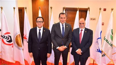 توافد قيادات الأحزاب لحضور الاجتماع الثاني للقائمة الوطنية لانتخابات الشيوخ