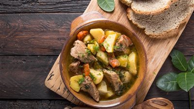 أسهل طريقة لتحضير طاجن البطاطس باللحم.. طعم لا يُقاوم