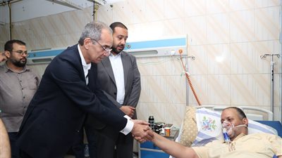 عمرو طلعت يقطع زيارته للخارج ويوجه بتعويض المتضررين ويزور المصابين بالحادث
