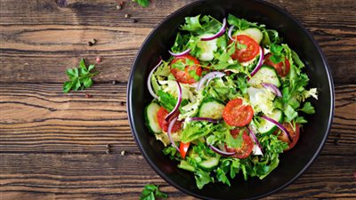 ماذا يحدث لجسمك عند تناول السلطة يوميًا؟.. 6 فوائد مذهلة يدعمها العلم