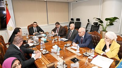 وزير الإسكان يتابع موقف مبادرتي 