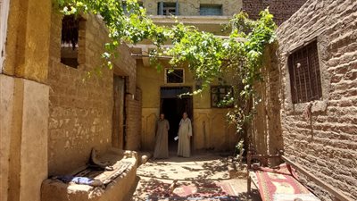 15 فردًا بالعراء منذ شهرين.. أسرة بسوهاج تناشد الرئيس بعد هبوط أرضي دمر منزلهم