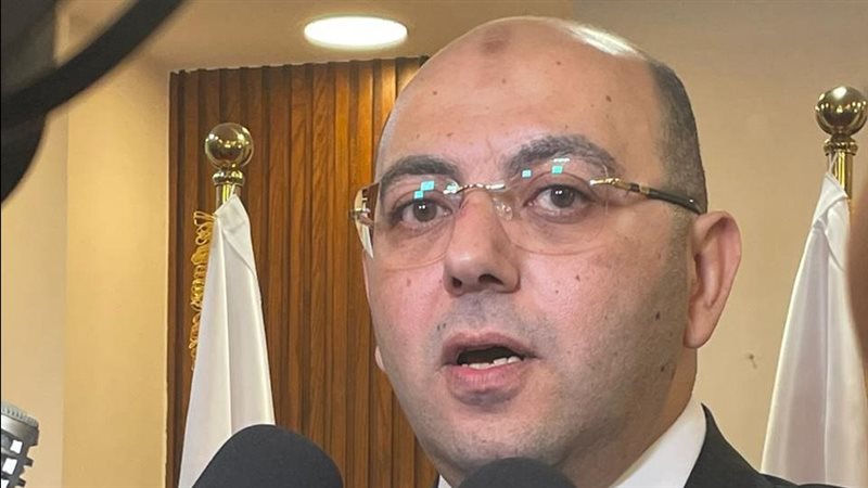 الدكتور أحمد العطيفي