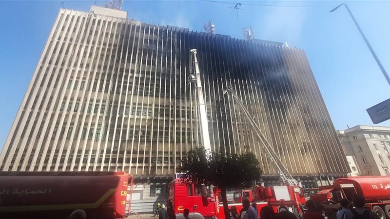 حريق سنترال رمسيس «متواصل».. الأدخنة تتصاعد حتى اللحظة