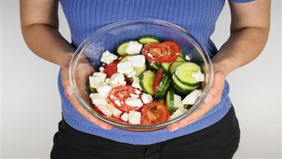 هل خلط الخيار والطماطم في السلطة يضر الهضم؟ دراسة جديدة تكشف الحقيقة