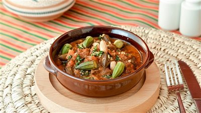 طاجن البامية باللحمة.. وصفة مصرية أصيلة بمذاق لا يُقاوم 