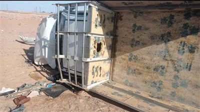 انقلاب سيارة نقل محملة بالضائع تعطل حركة المرور أعلى الطريق الأوسطى بأكتوبر 