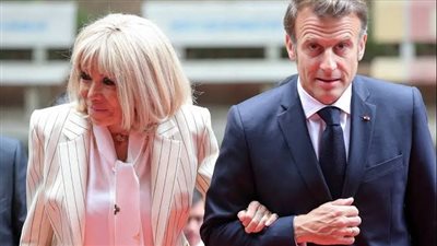 بعد صفعة القلم.. ماكرون في موقف محرج جديد مع زوجته
