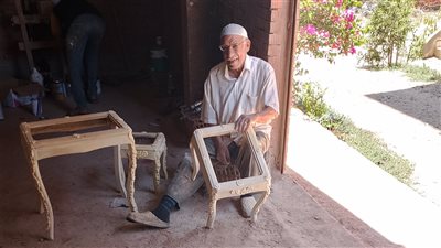 في أزقة دمياط القديمة.. عم مصطفى يروي قصة عشق لمهنة دهان الموبيليا
