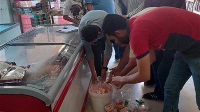 ضبط وإعدام 10 كجم مواد غذائية غير صالحة للاستهلاك في دمياط 