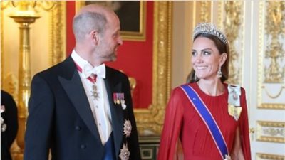 الأحمر للعشاء الملكي كيت ميدلتون تخطف الأنظار في مأدبة رسمية على شرف ماكرون 