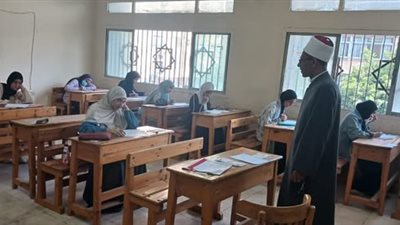 الثانوية الأزهرية 2025.. رئيس منطقة القاهرة يتفقد امتحان التفسير لطلاب العلمي