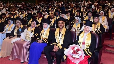 وسط فرحة غامرة.. رئيس جامعة سوهاج يشهد حفل تخرج الدفعة 51 من طلاب كلية التربية