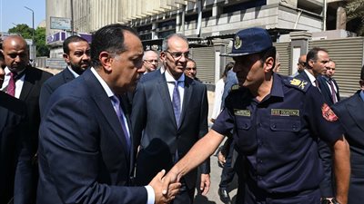 مدبولى أثناء تفقده سنترال رمسيس يؤكد على سلامة المبنى وخطة لعودة الخدمات 