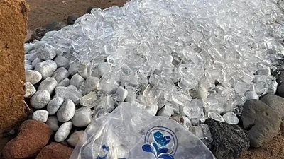 شاب يضع الثلج على قبر والدته.. قصة مؤثرة تصدرت التريند من جديد