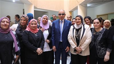 محافظ المنيا: تمكين المرأة ودعم الأسرة يمثلان حجر الأساس لبناء مجتمع قوي