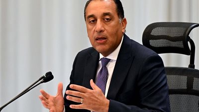 رئيس الوزراء: الحكومة ملتزمة بتطوير القطاع الصحي والارتقاء بالخدمات الطبية