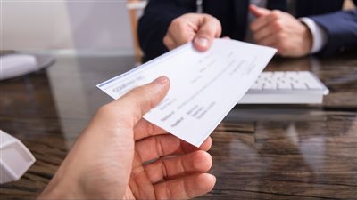 هل تهدد الشيكات بدون رصيد المشاهير؟.. خبير مصرفي يوجه تحذيرًا هامًا