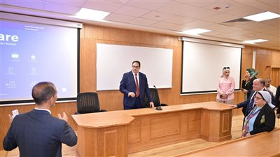 رئيس جامعة القاهرة يتفقد مقر الأهلية ويوجه بسرعة استكمال التجهيزات 