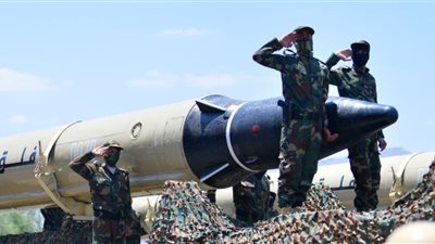 مصادر دفاعية وأمنية: الحوثيون استلموا شحنة أسلحة ومواد مشعة وكيماوية