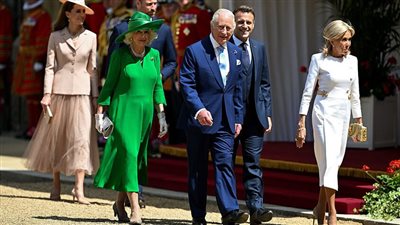 لحظة محرجة لماكرون.. زوجته ترفض الإمساك بيده أمام تشارلز وكاميلا (فيديو)