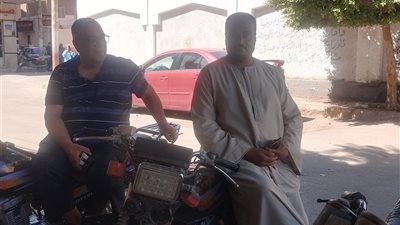  أولياء أمور طلاب الثانوية العامة بقنا ينتظرون أبنائهم علي الرصيف|صور