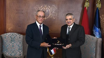 أسامة ربيع يؤكد: قناة السويس لم تتوقف عن تقديم خدماتها الملاحية رغم التحديات