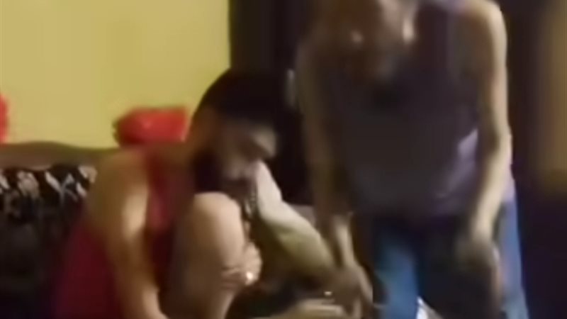 بلطجي يعتدي على