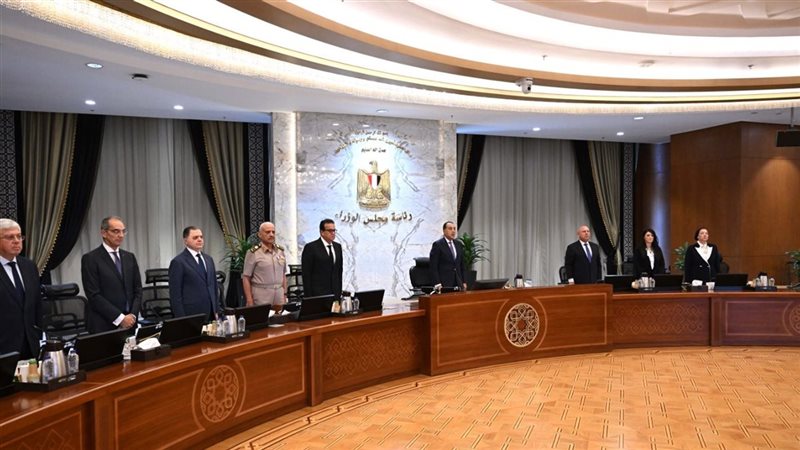 بدء الاجتماع بوقفة