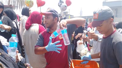 أغانٍ شعبية وزغاريد وورود وتوزيع زجاجات مياه..القليوبية تحتفل بنهاية الثانوية 