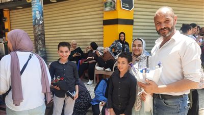 بالورود والشكولاتة.. المنيا تحتفل بختام ماراثون الثانوية العامة| صور 