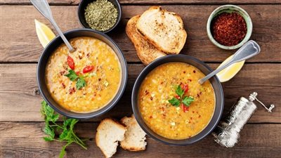 طريقة عمل شوربة العدس على الطريقة المصرية: وصفة مغذية وسهلة التحضير