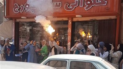 بالزغاريد وشماريخ.. طلاب الثانوية العامة يحتفلون بانتهاء الامتحانات في المنيا