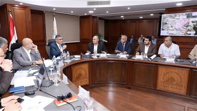محافظ الجيزة يتابع موقف مشروعات مياه الشرب والصرف الصحي 