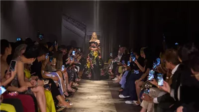 من صوفيا كارسون إلى رموز الأناقة.. عرض إيلي صعب يتصدر مشهد الموضة في باريس