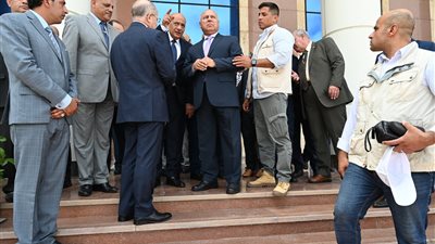 وزير النقل يتفقد محطة الركاب السياحية بميناء الإسكندرية 