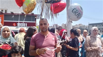 زغاريد وورود وشوكولاتة.. أبرز مظاهر احتفال طلاب الثانوية العامة بالقليوبية 