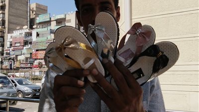 الصندل الشعبي على باب الطوارئ.. عم خالد زعزوعة يحافظ على مهنته في الغربية