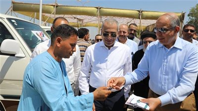 محافظ المنيا يشهد تسليم 200 ميكروباص جديد ضمن مبادرة تطوير النقل