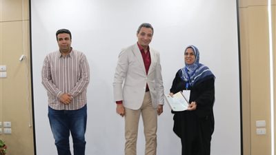 محافظ السويس يسلم عقود التمليك لمستحقيها من المتقدمين للتقنين