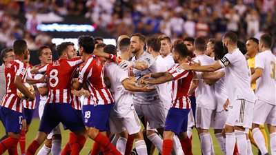 ديربي مدريد ..مواجهة الملوك و العمال.. حين يتحول المستطيل الأخضر إلى ميدان حرب