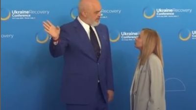 للمرة الثانية ..إيدي راما يركع على ركبتيه أمام جورجيا ميلوني 