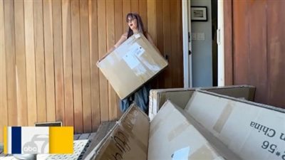 مئات الطرود تصل إلى منزلها منذ عام .. أمريكية تدفع ثمن غلطة بائع صيني