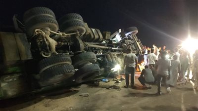 تسببت في توقف الطريق.. انقلاب تريلا محملة بمواد خرسانية في سفاجا بالبحر الأحمر