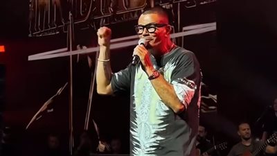 فوجئ بطفل يحتضنه .. عمرو دياب يُشعل الأجواء في حفله بالسعودية 