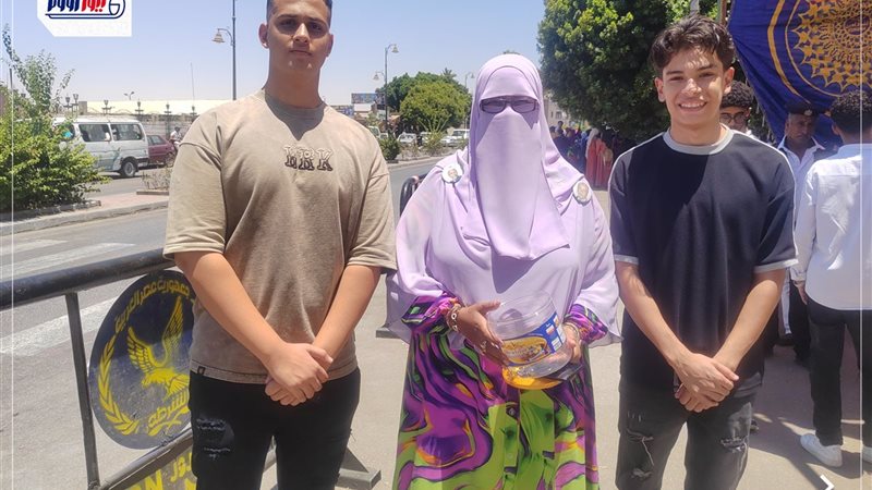 المعلمة برفقة الطلاب