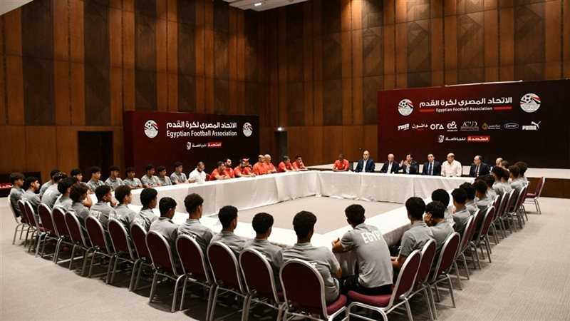 وزير الرياضة مع المنتخب