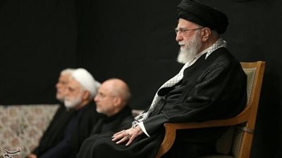 علي خامنئي .. عندما يطلب الولى الفقيه ترديد أغنية 